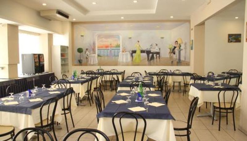 Frühstücksraum innerhalb des Restaurants - Hotel Clipper