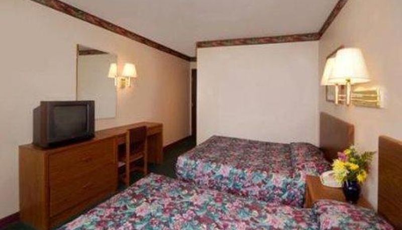 Zimmer - Rodeway Inn