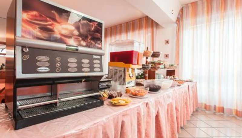 Salle de petit-déjeuner dans le restaurant - Hotel Joli