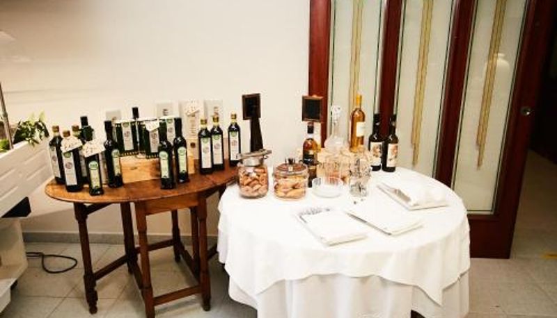 Salle de petit-déjeuner dans le restaurant - HOTEL VULCI