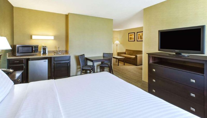 Suite - Country Inn & Suites by Radisson Benton Harbor-St. Joseph MI