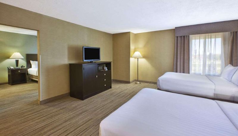 Suite - Country Inn & Suites by Radisson Benton Harbor-St. Joseph MI
