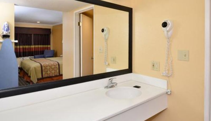 Bathroom - Americas Best Value Inn - Azusa/Pasadena