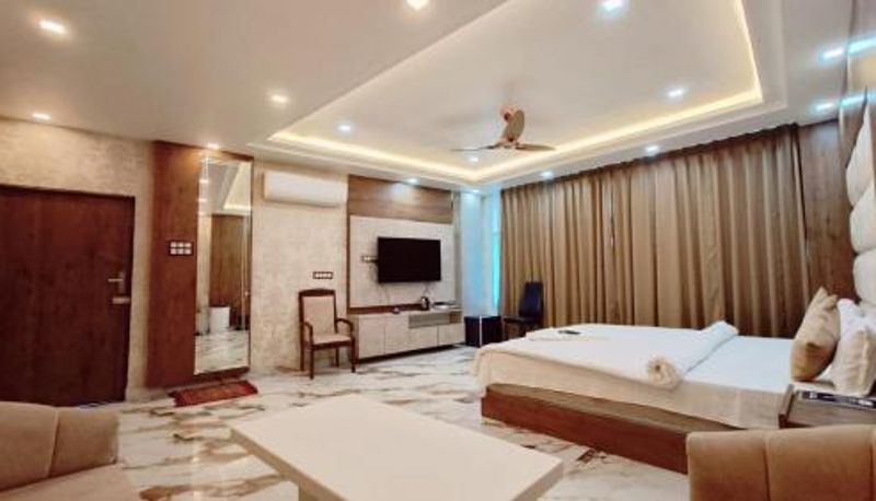 Suite - V SQUARE AIRPORT HOTEL