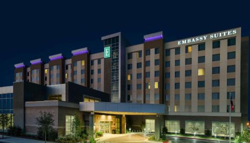 Area esterna dell'hotel - Embassy Suites By Hilton College Station