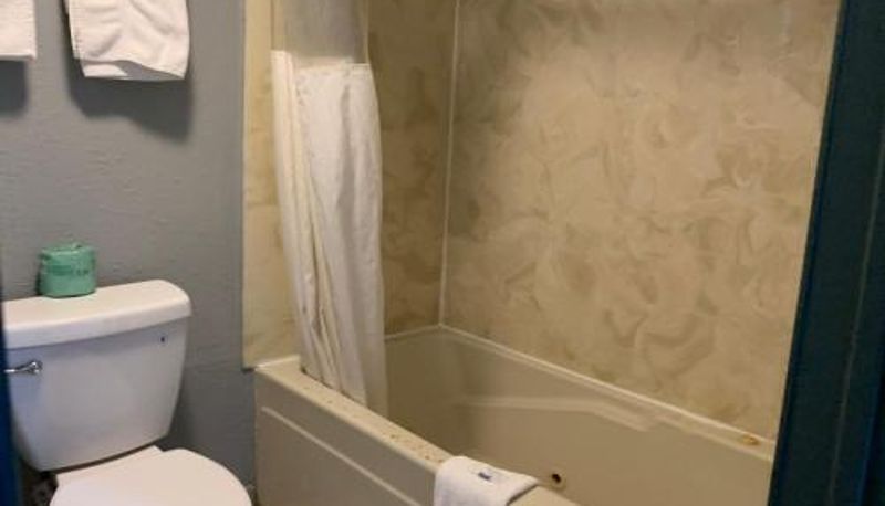 Łazienka - Stratford Inn Tyler
