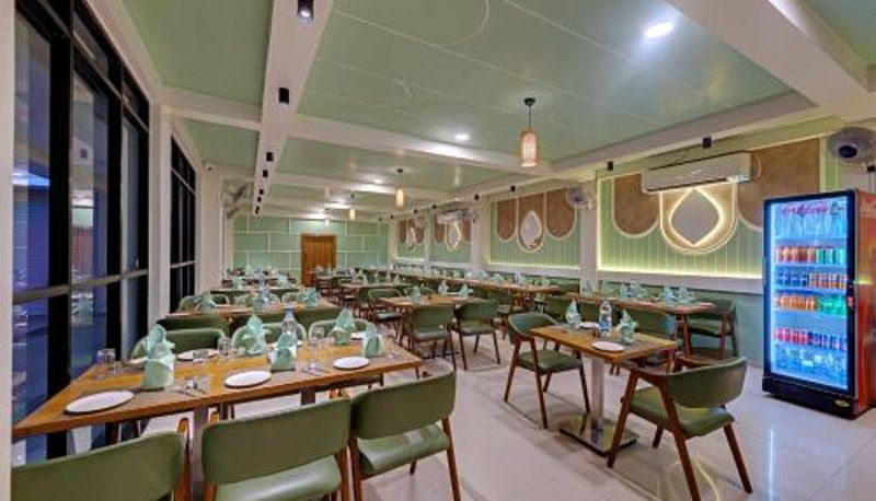 Sala śniadaniowa w restauracji - Hotel Sai Inn at Statue of Unity