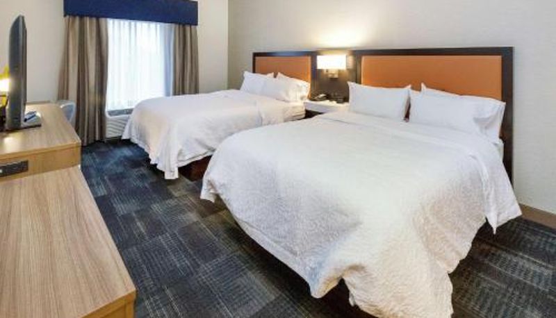 Room - Hampton Inn & Suites Morgantown / University Town Centre