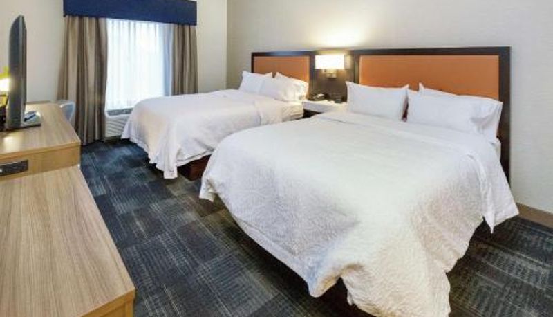 Room - Hampton Inn & Suites Morgantown / University Town Centre
