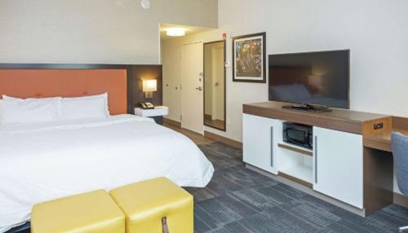 Room - Hampton Inn & Suites Morgantown / University Town Centre