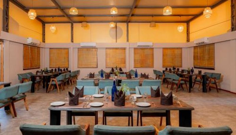 Sala prima colazione all'interno del ristorante - The Fern Seaside Luxurious Tent Resort Diu