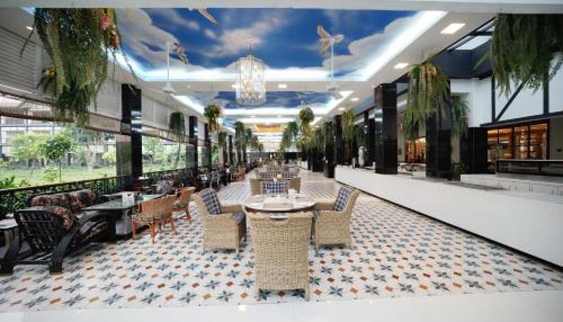 Frühstücksraum innerhalb des Restaurants - MAYFAIR Tea Resort