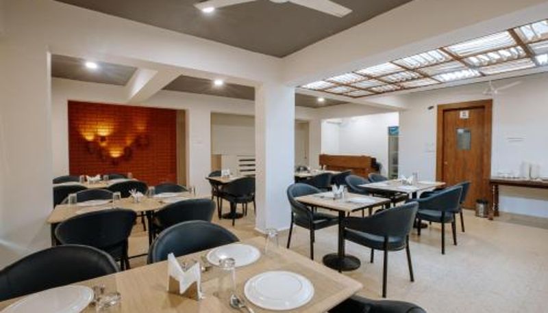 Salle de petit-déjeuner dans le restaurant - Kay's Calangute Resort Service Apartments - Near Calangute Beach
