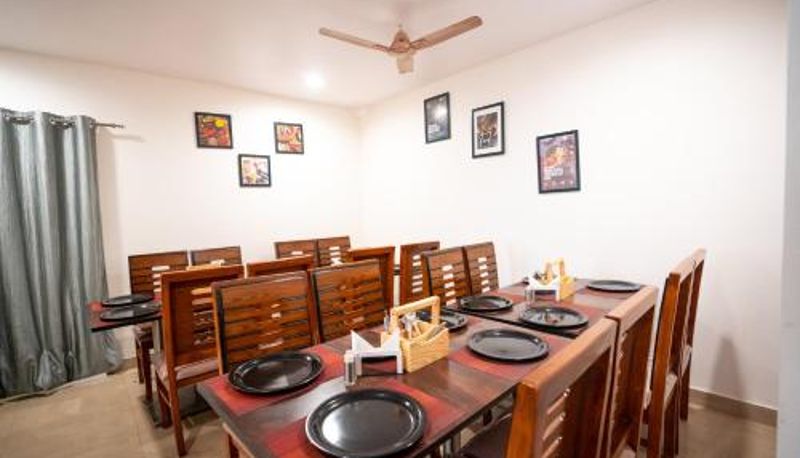 Sala prima colazione all'interno del ristorante - Yellow Bells Signature HITEC City