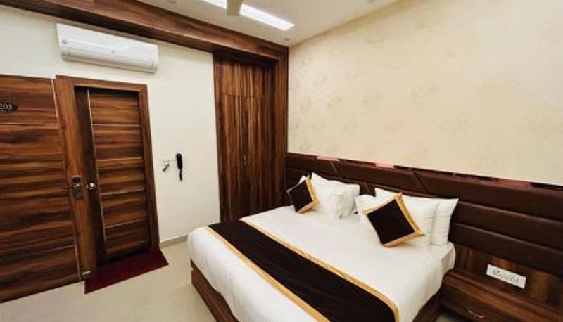 Zimmer - SHREE JEE HOTEL