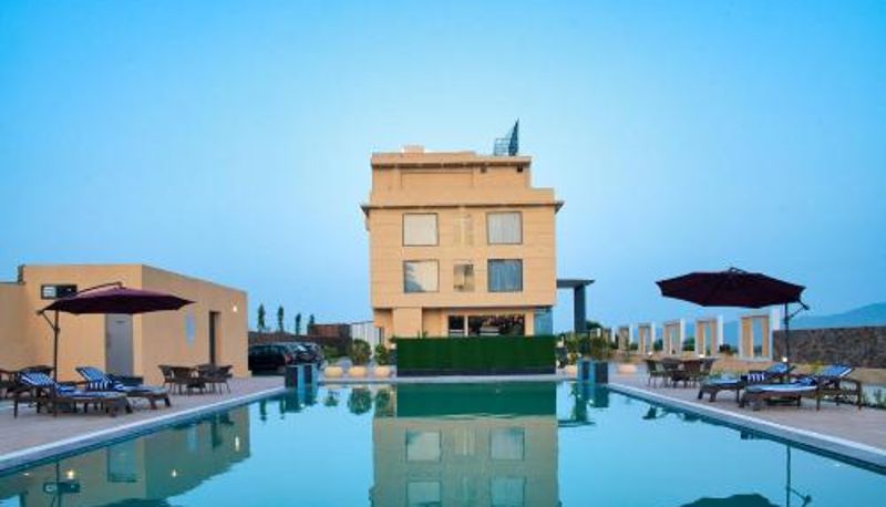 Otel açık alanı - Sterling Pushkar