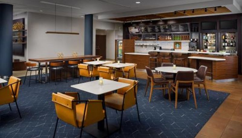 Salle de petit-déjeuner dans le restaurant - Courtyard by Marriott Phoenix Mesa Gateway Airport
