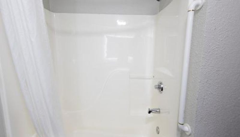 Banyo - Countryside Inn and Suites