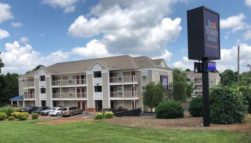 Area esterna dell'hotel - Intown Suites Extended Stay Select Charlotte NC - University