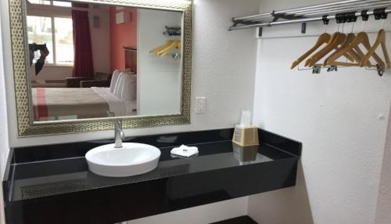 Badezimmer - AR l-40 Motel 6-Alma