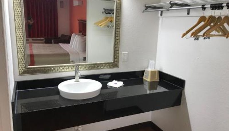 Badezimmer - AR l-40 Motel 6-Alma