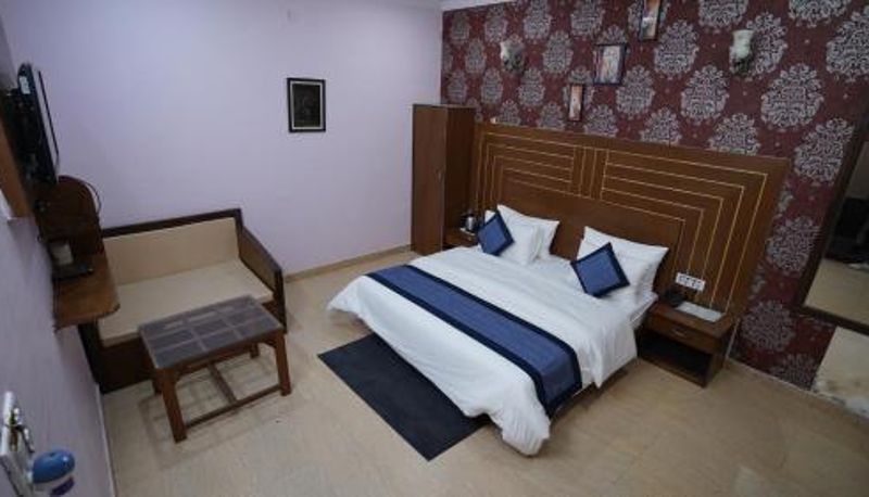 Info - HR DUKES DEN RESORT