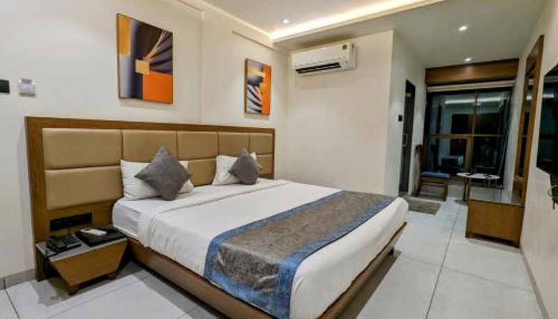 Zimmer - Hotel Red Chillee Restro
