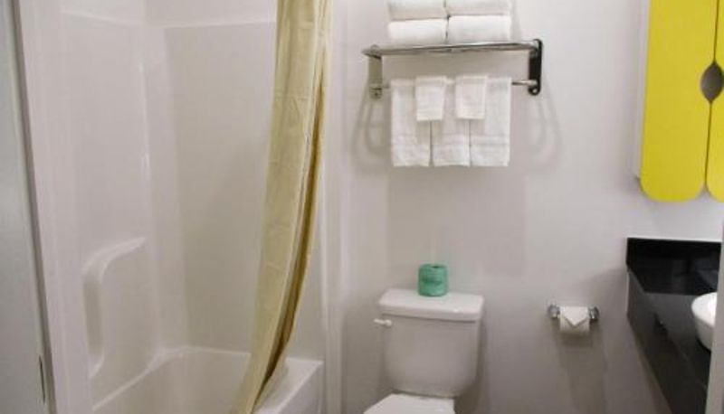 Cuarto de baño - LA - Baton Rouge I-10 Studio 6-Port Allen