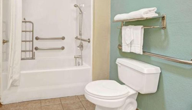 Salle de bain - Super 8 Dallas East Near Fair Park Downtown