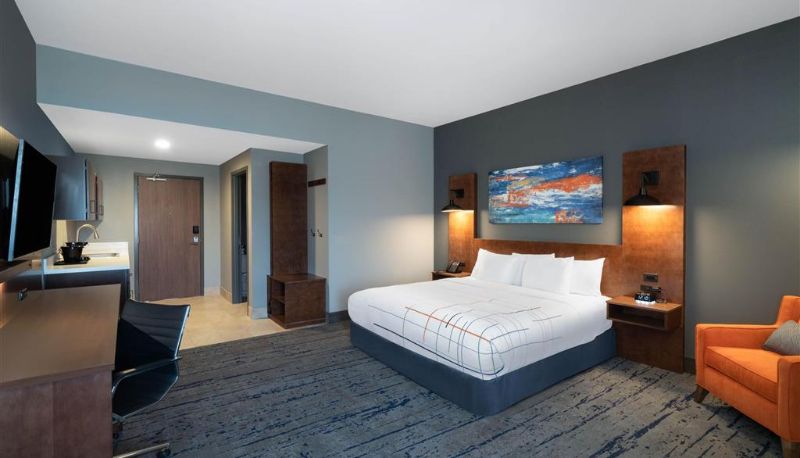 Zimmer - La Quinta Inn & Suites by Wyndham Louisville NE/Old Henry Rd