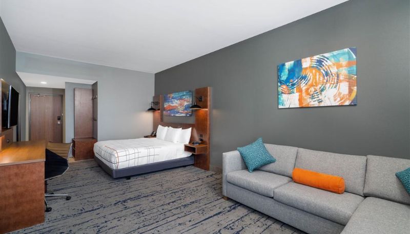 Zimmer - La Quinta Inn & Suites by Wyndham Louisville NE/Old Henry Rd
