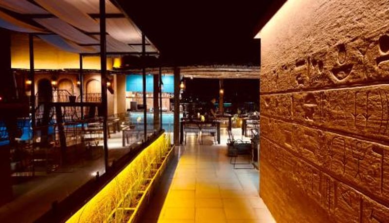 Sala de desayunos dentro del restaurante - Historia Royal