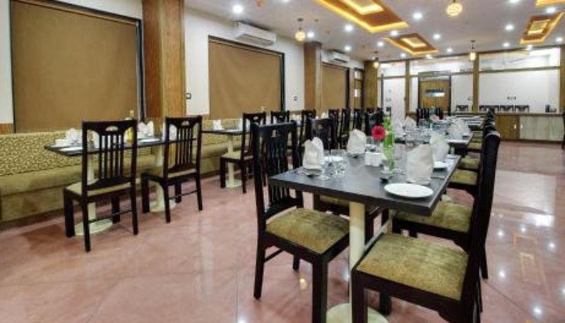 Sala śniadaniowa w restauracji - Rudransh Inn By Apple Orchid Hotels