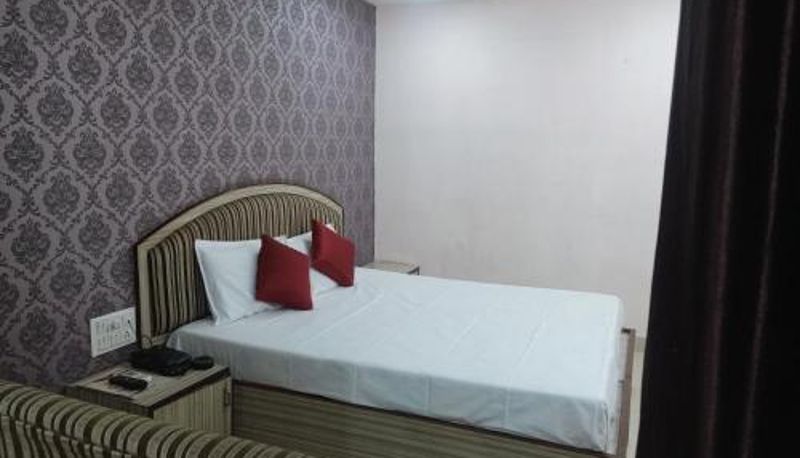 Room - Hotel Ambassador Inn