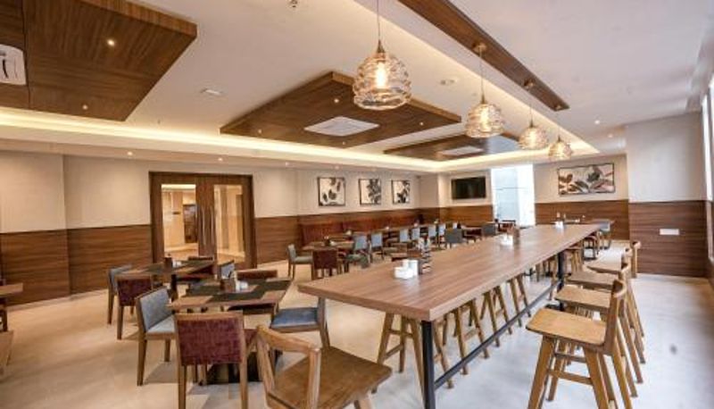 Sala prima colazione all'interno del ristorante - The Sulit Whitefield