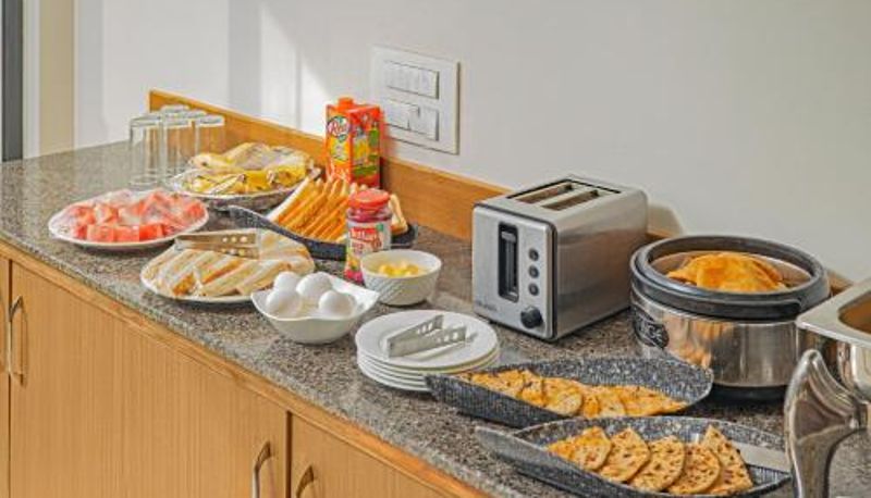 Sala prima colazione all'interno del ristorante - Treebo Casino Kozhikode Beach