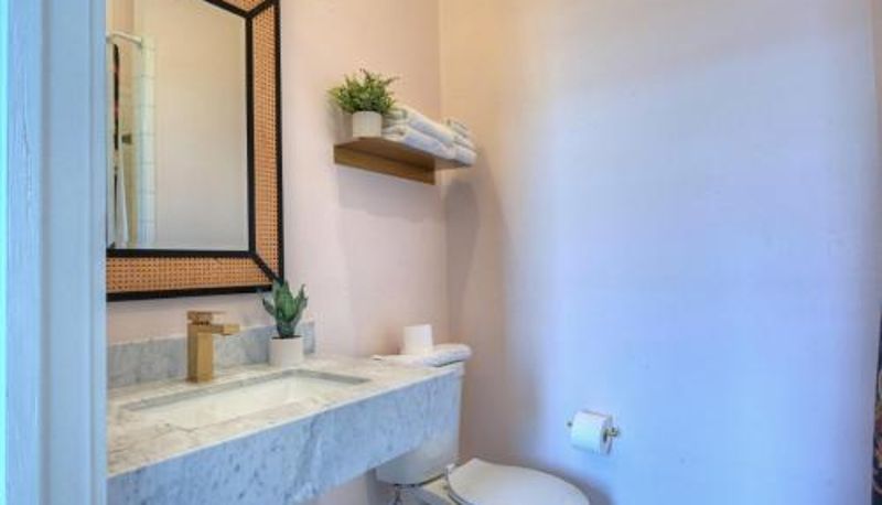 Banyo - Sugars Inn Room 6 Family Friendly Boutique Stay Downtown