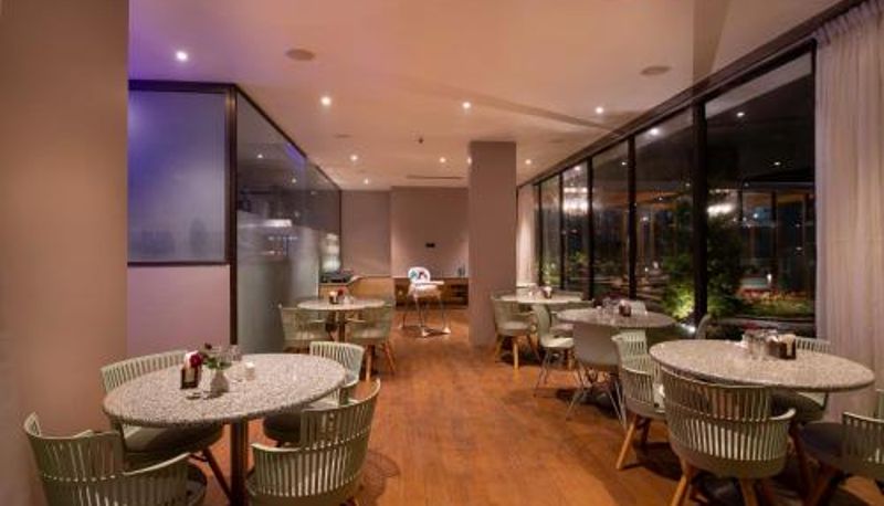 Frühstücksraum innerhalb des Restaurants - Valentia The Exotic Boutique Hotel - Pure Veg