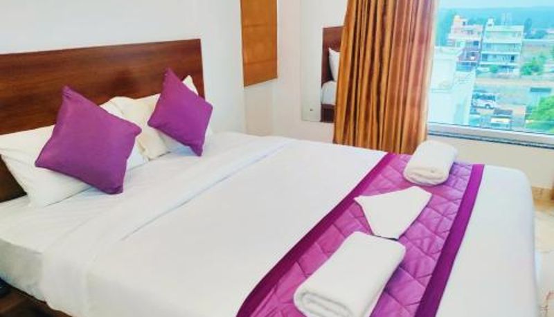 Habitación - Keerthis Royal Suites Hotel near Kempegowda international Airport