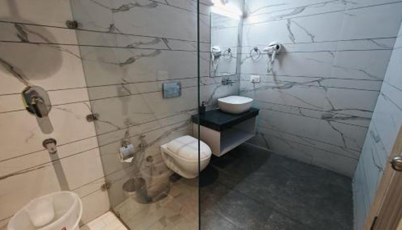 Banyo - Near Golden Temple Amritsar Hotel Luxurio - In-House Barista Cafe