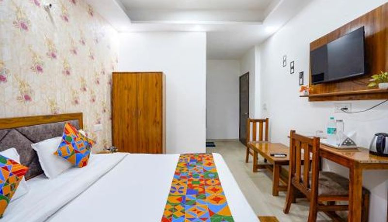 Info - Sec 52 Noida Metro Station FabHotel Frolic Luxury Stay - Nr