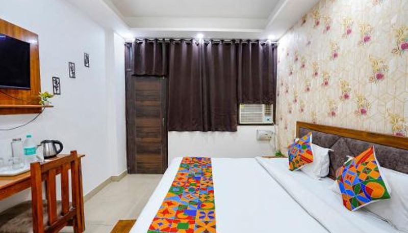 Info - Sec 52 Noida Metro Station FabHotel Frolic Luxury Stay - Nr