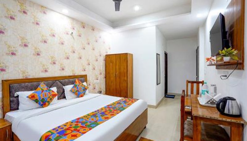 Info - Sec 52 Noida Metro Station FabHotel Frolic Luxury Stay - Nr