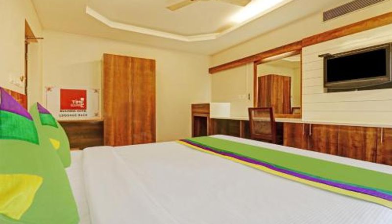 Kamer - Treebo Time Square Marine Drive