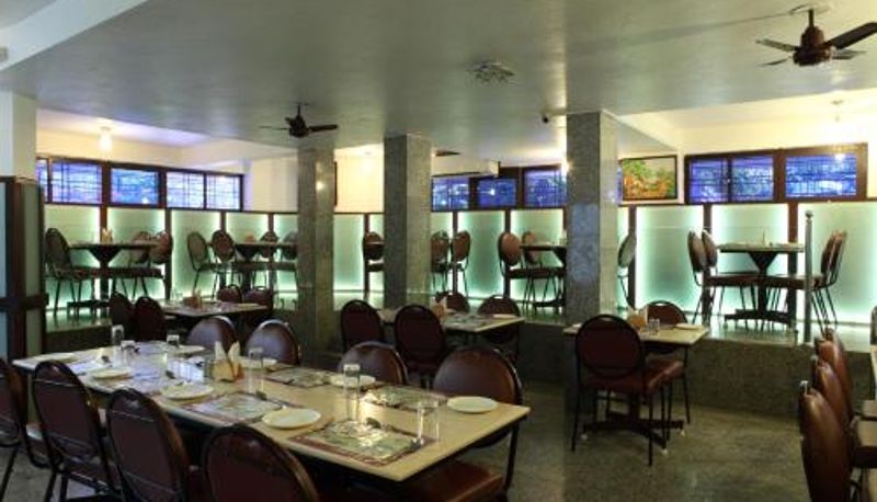 レストラン内の朝食ルーム - Pondicherry Executive Inn