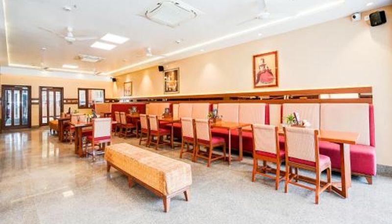 Frühstücksraum innerhalb des Restaurants - FabHotel The Dayal - 5 Km from Agra Fort