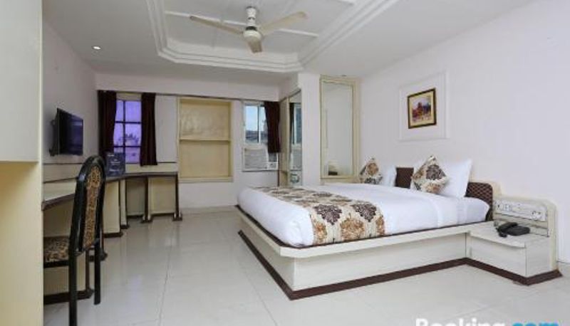 Tripla - OYO Hotel Midtown
