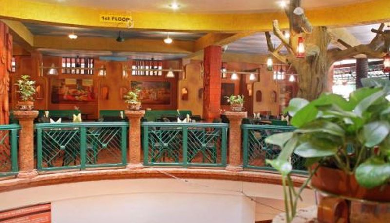 Frühstücksraum innerhalb des Restaurants - Parklane Hotel