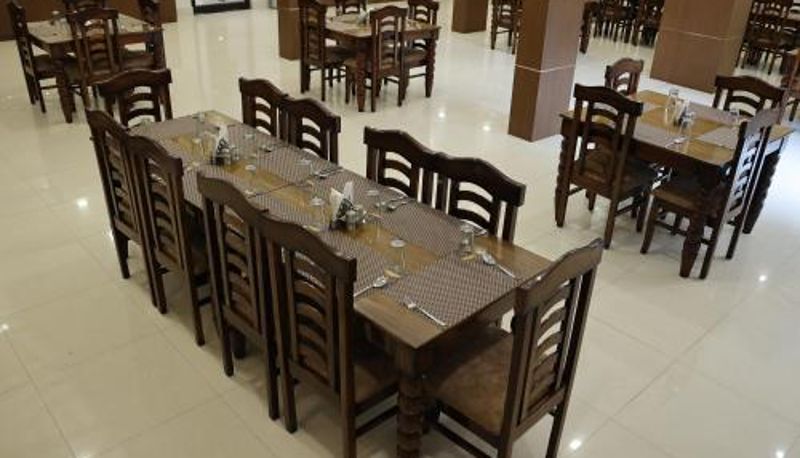 Frühstücksraum innerhalb des Restaurants - Shriji Hotel Haridwar