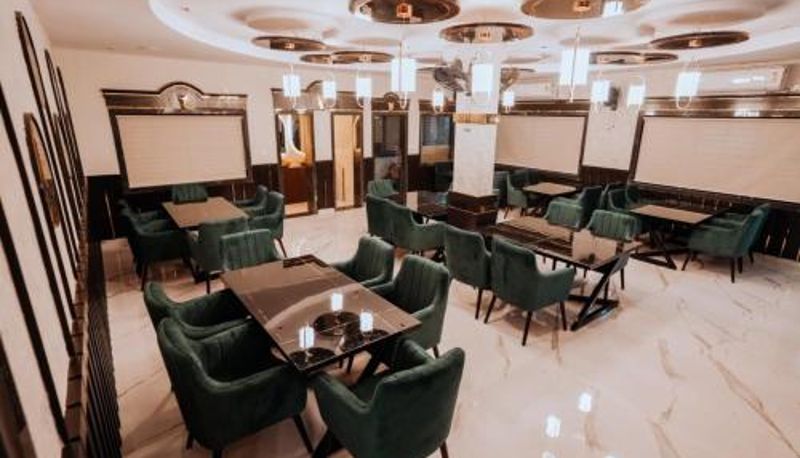 Frühstücksraum innerhalb des Restaurants - Bajaj's Karwan Inn